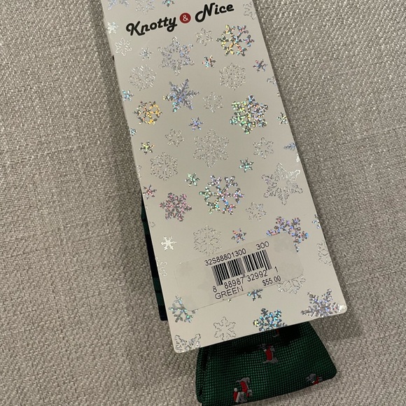 Knotty and nice dog holiday bow toe and pocket square - Picture 3 of 3